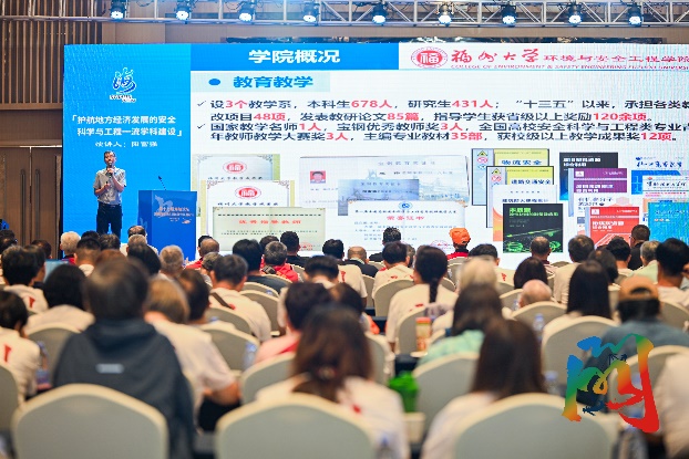 人们在看台上的人群AI 生成的内容可能不正确。