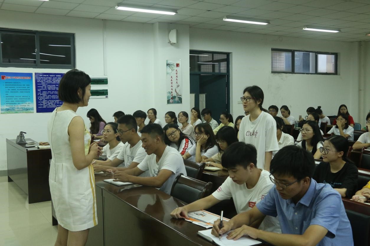 徐琳玲老师与新生班导、舍导互动 徐琳玲老师与新生班导、舍导互动