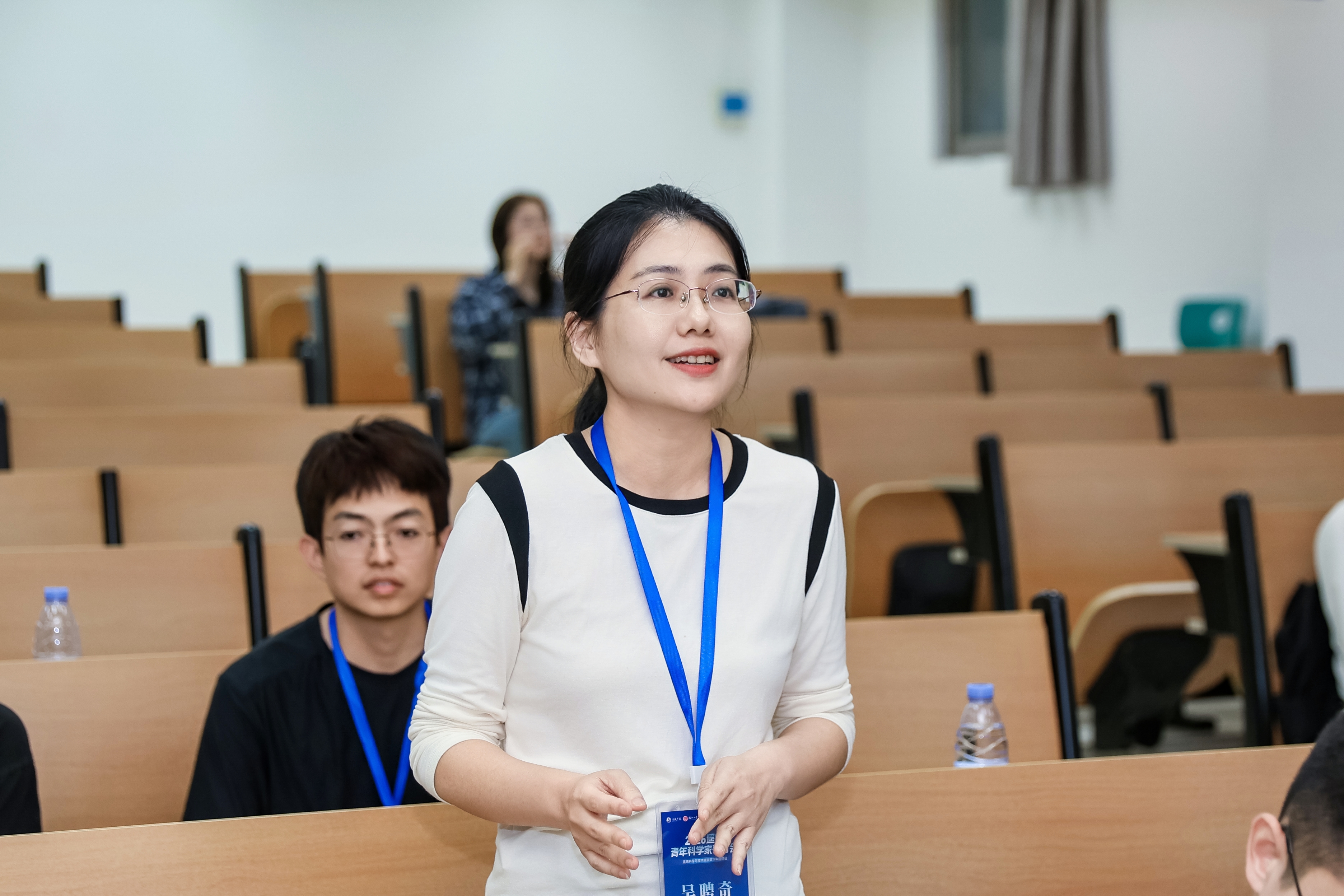 会议室里的人们AI 生成的内容可能不正确。