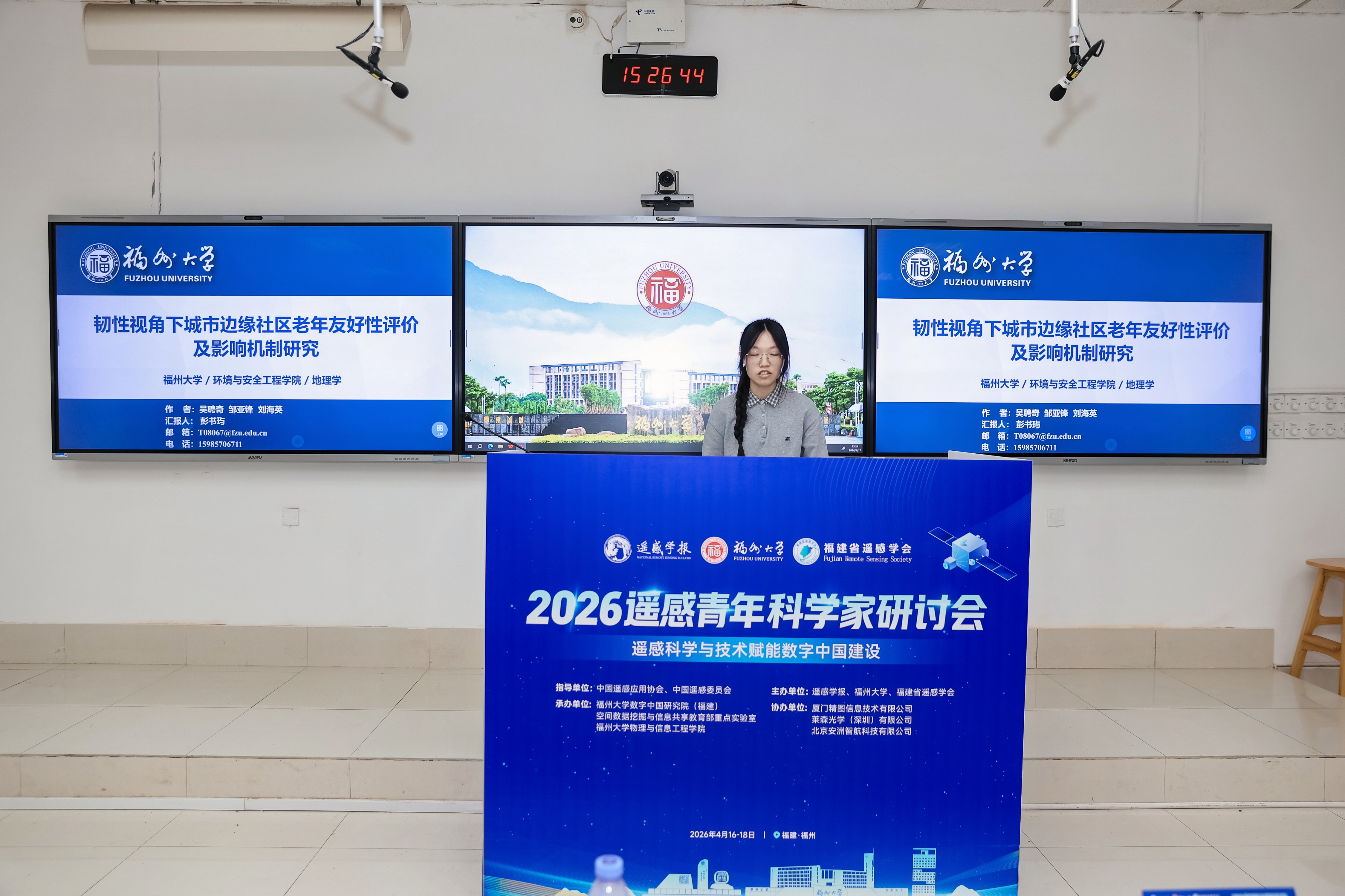 图片包含 室内, 建筑, 标志, 蓝色AI 生成的内容可能不正确。