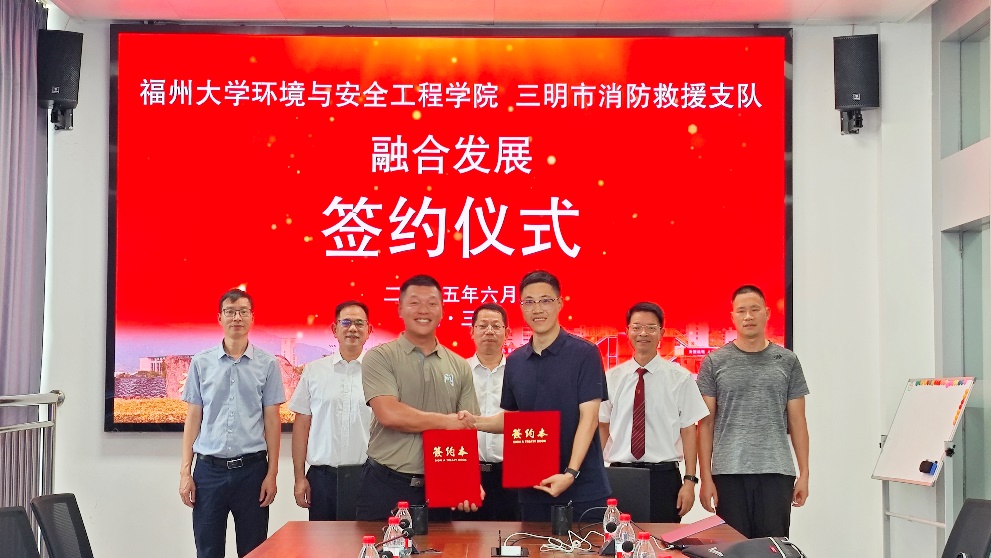 图片包含 人, 桌子, 男人, 站AI 生成的内容可能不正确。